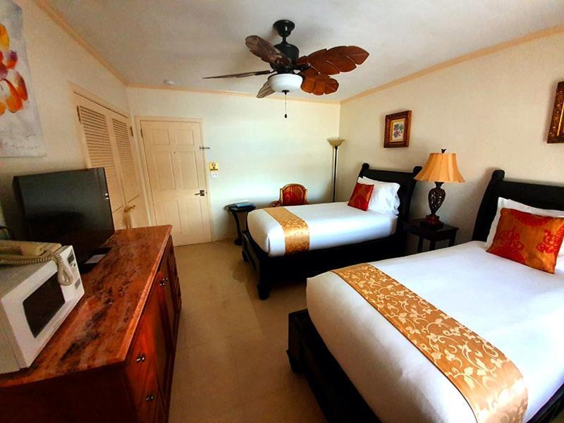 Ocean West Boutique Hotel Nassau Buitenkant foto