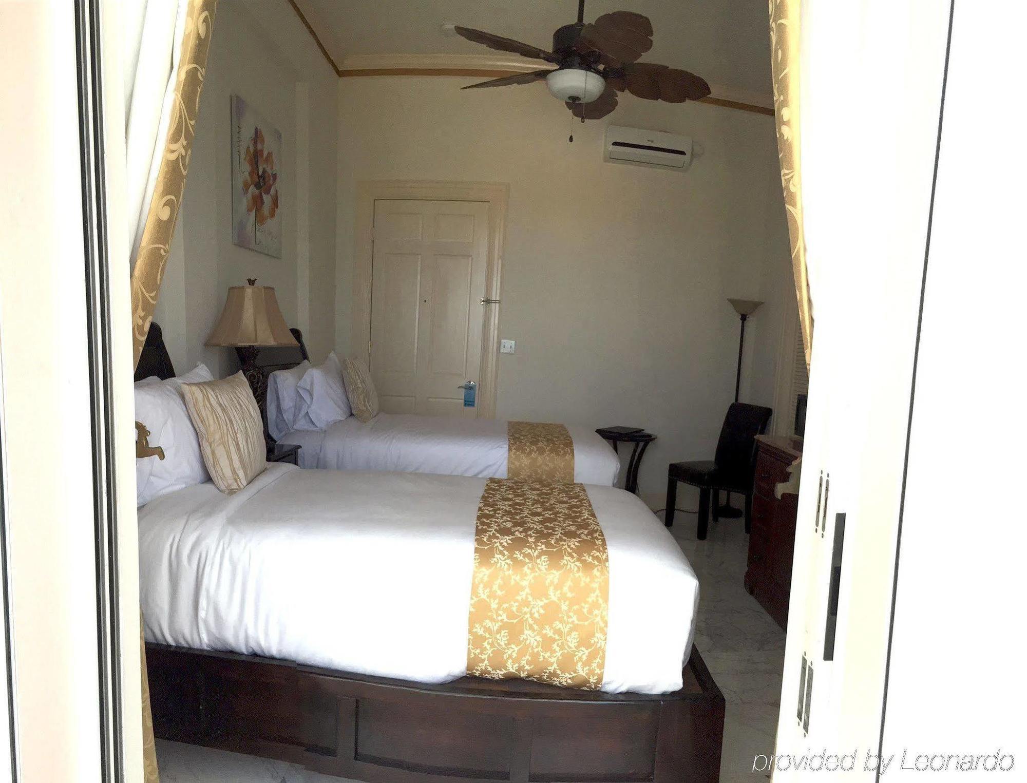 Ocean West Boutique Hotel Nassau Buitenkant foto